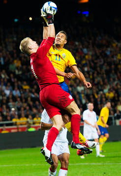 Joe Hart, målvakt, England, tar ner bollen framför