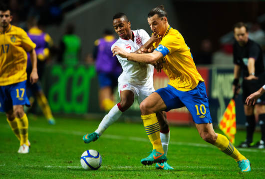 Raheem Sterling, England, försöker stoppa Zlatan