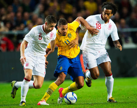 Gary Cahill och Tom Huddlestone, England, utmanas av