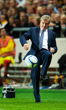 Roy Hodgson, förbundskapten England, sparkar bollen