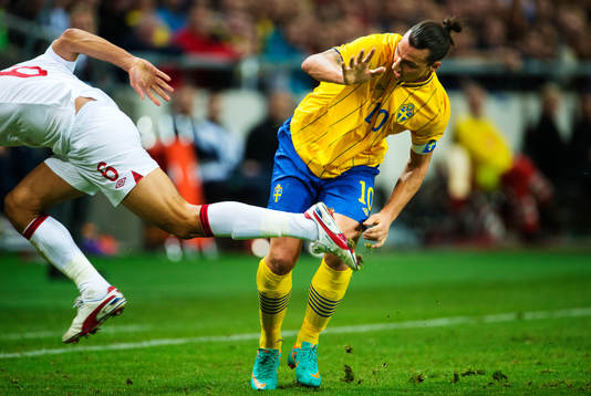 Steven Caulker, England, halkar förbi Zlatan Ibrahimovic,