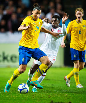 Zlatan Ibrahimovic, Sverige, utmanas av Danny Welbeck,