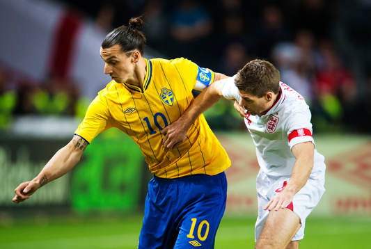 Zlatan Ibrahimovic, Sverige, utmanas av Steven Gerrard,