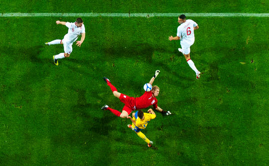 Joe Hart, målvakt, England, räddar ett skott från