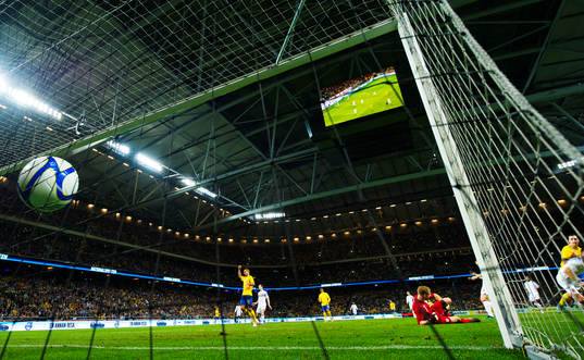 Zlatan Ibrahimovic, Sverige, gör 2-2 bakom Joe Hart,