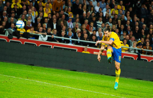 Zlatan Ibrahimovic, Sverige, skjuter