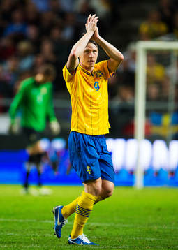 Kim Källström, Sverige, applåderar publiken när han