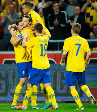 Jonas Olsson och Martin Olsson kramar om Zlatan