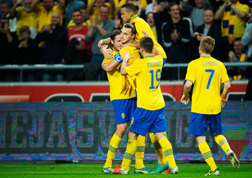 Jonas Olsson och Martin Olsson kramar om Zlatan