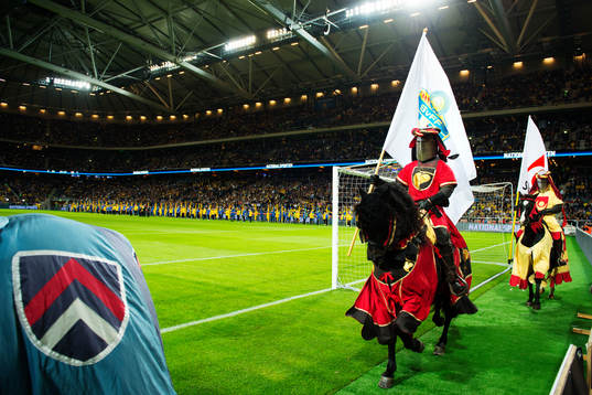 Gotländska riddare red in på plan innan matchstart