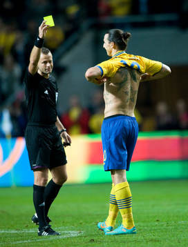 4-2, Zlatan Ibrahimovic, tar av tröjan och blir varnad av