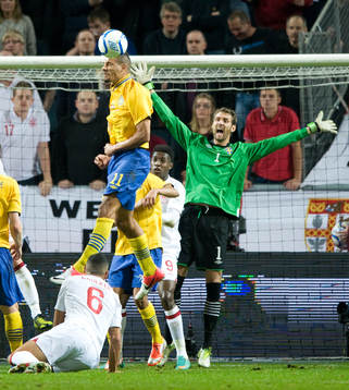 Andreas Isaksson får hjälp av Mathias Ranegie, Sverige