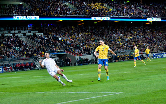 Sekunden före 1-0, bollen stannar på hälen och returen