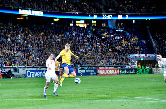 Sebastian Larsson, Sverige och Leighton Baines, England.