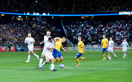 Sebastian Larsson, Sverige och Leighton Baines, England.