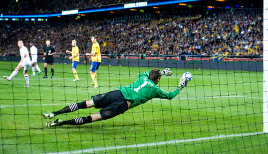Andreas Isaksson, målvakt, Sverige, räddning