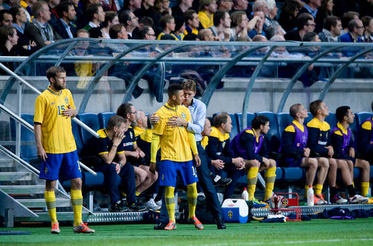Marcus Allbäck önskar inhopparen Tobias Sana lycka till,