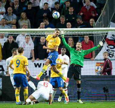 Andreas Isaksson får hjälp av Mathias Ranegie, Sverige