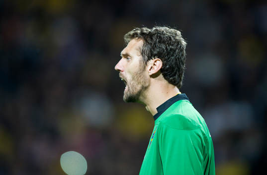 Andreas Isaksson, målvakt, Sverige, skriker och dirigerar