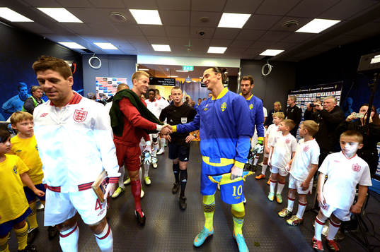 Zlatan Ibrahimovic, Sverige, hälsar på Joe Hart,