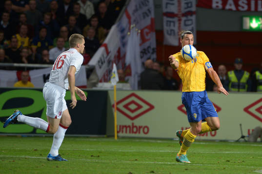 Zlatan Ibrahimovic, Sverige, tar ner bollen och gör 2-2