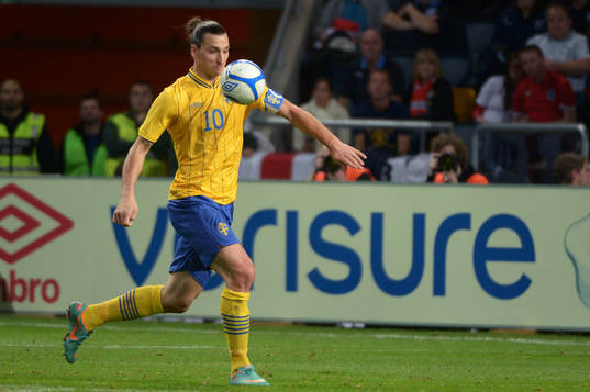 Zlatan Ibrahimovic, Sverige, tar ner bollen och gör 2-2