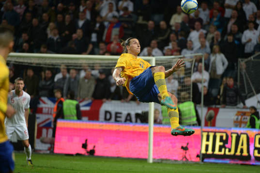 Zlatan Ibrahimovic, Sverige, gör 4-2 med en cykelspark