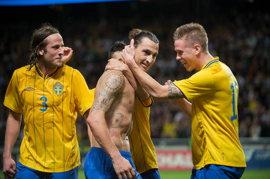 Zlatan Ibrahimovic kramas om av Jonas Olsson och Pontus