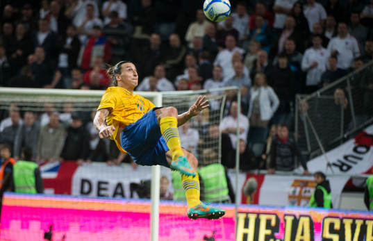 Zlatan Ibrahimovic gör sin otroliga cykelspark som blir 4-2