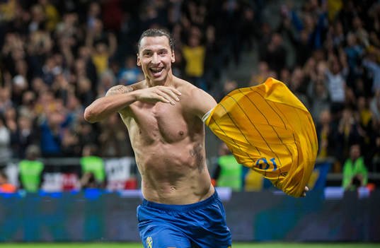 Zlatan Ibrahimovic sliter av sig tröjan i jubel
