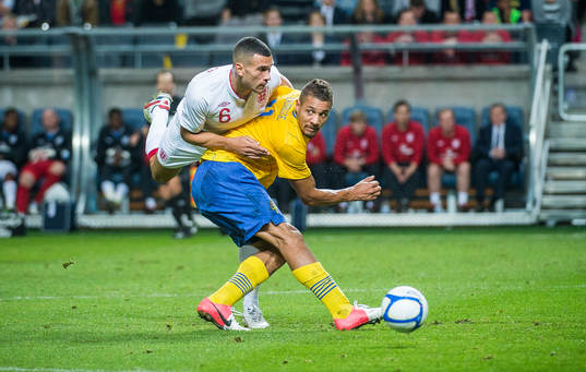 Steven Caulker, England hänger på Mathias Ranegie, Sverige
