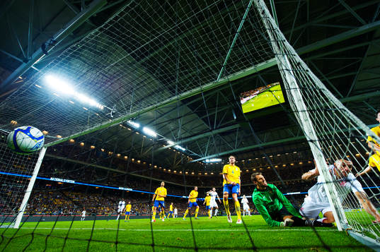 Steven Caulker, England, gör 1-2 bakom Andreas Isaksson,