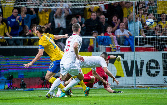 Zlatan Ibrahimovic gör det första målet någonsin, 1-0,