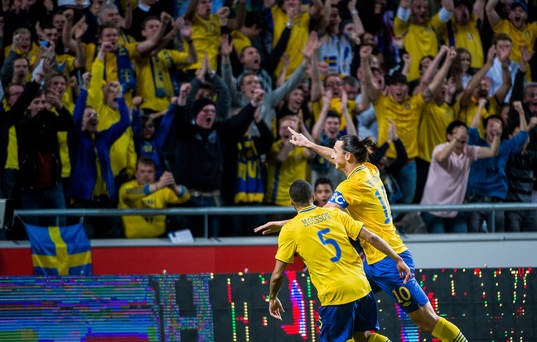 Zlatan Ibrahimovic gör det första målet någonsin, 1-0,