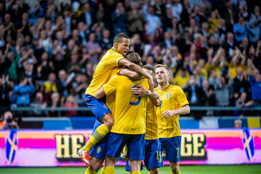 Zlatan Ibrahimovic gör det första målet någonsin, 1-0,