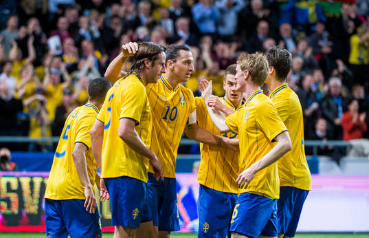 Zlatan Ibrahimovic gör det första målet någonsin, 1-0,