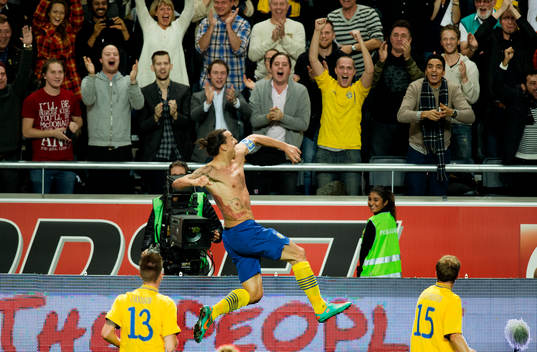 Zlatan Ibrahimovic, Sverige jublar och tar av sig tröjan
