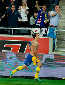 Zlatan Ibrahimovic, Sverige jublar och tar av sig tröjan