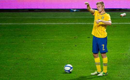 Sebastian Larsson, Sverige pekar och ställer