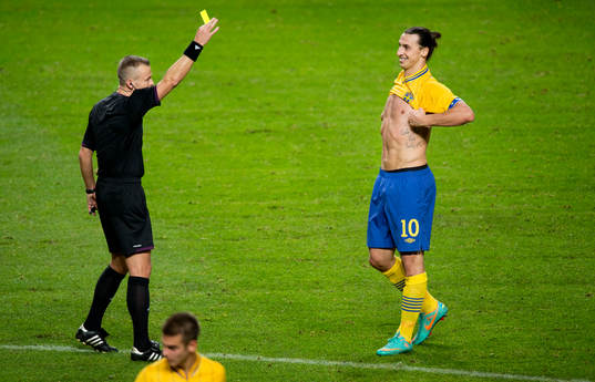 domaren ger Zlatan Ibrahimovic, Sverige, en varning