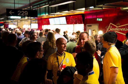 Folk minglar utanför en bar