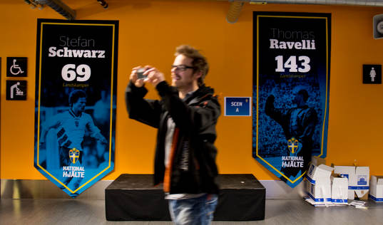 Nationalarenans hospitality klubb 94, En person fotar i