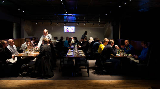 restaurangen serverar mat