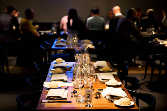 restaurangen serverar mat