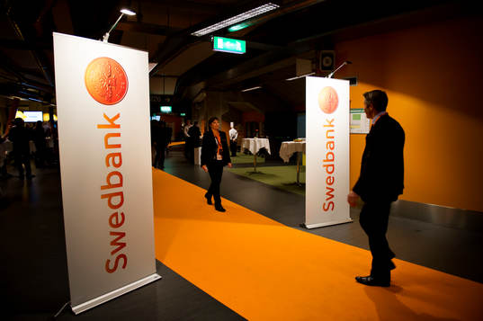 Swedbank har rullat ut en orange matta