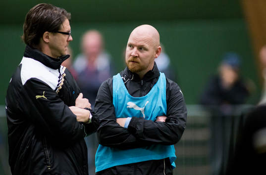 Rikard Norling, tränare Malmö FF, samtalar med, Jörgen