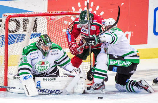 Fabian Brunnström, Frölunda, tacklar undan av Lasse