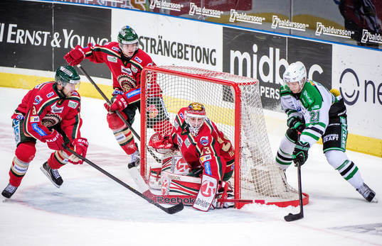 Ted Brithén, Rögle, försöker peta in pucken köksvägen