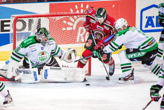 Fabian Brunnström, Frölunda, tacklar undan av Lasse
