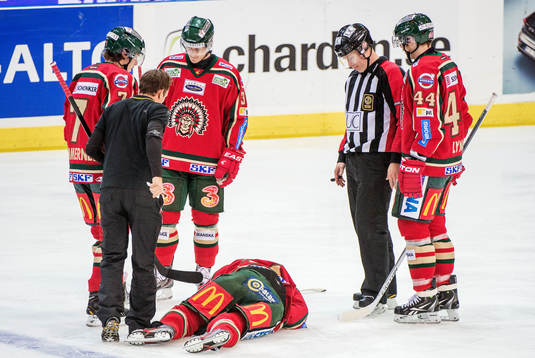 Per-Johan Axelsson, Frölunda, blir liggande på isen